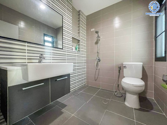 *****บ้านเดี่ยวมือสองย่านกรุงเทพฯ ม.ไลฟ์บางกอกบูเลอวาร์ด รามอินทรา เนื้อที่กว้างขวางเกือบ 65 ตร.ว. ฟังก์ชัน 4 ห้องนอน 4 ห้องน้ำ ที่จอดรถ 2 คัน บนทำเลแห่งการเดินทาง ใกล้รถไฟฟ้าสายสีชมพู "สถานีนพรัตนราชธานี" และทางด่วน "พระราม2-กาญจนาภิเษก"